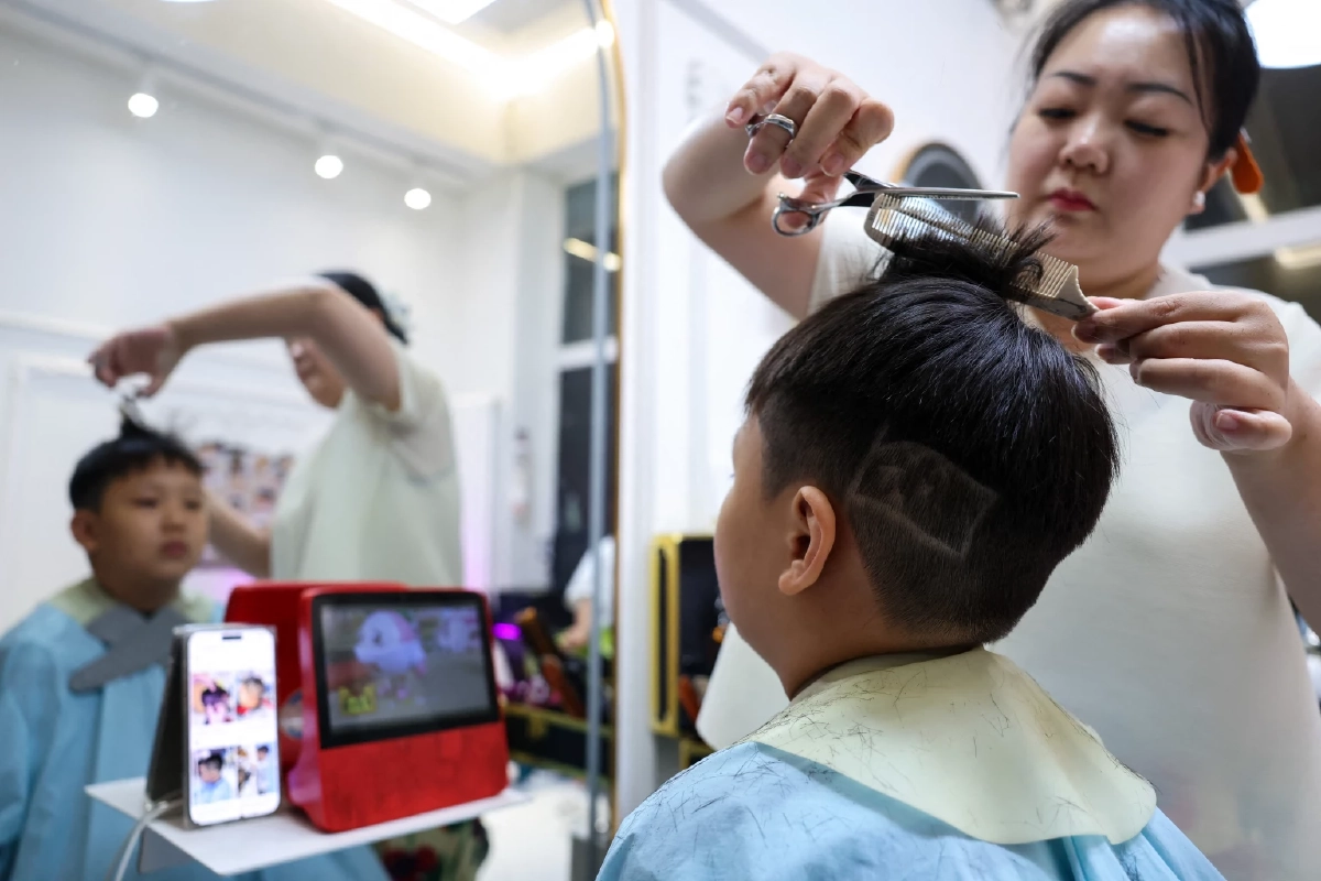 กระแสใหม่ในปักกิ่ง เด็กจีนขอทรงผม “ชาตินิยม–ทหาร” ฉลองพาเหรด
