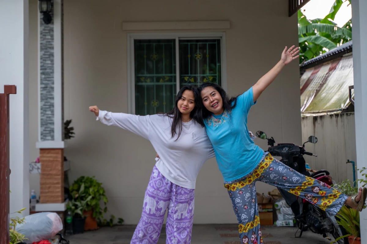 ด.ญ.แคทลิน โจยี่ คู (ซ้าย) - ทพญ.พฤกษา เพชรหล่อเหลียน (ขวา)