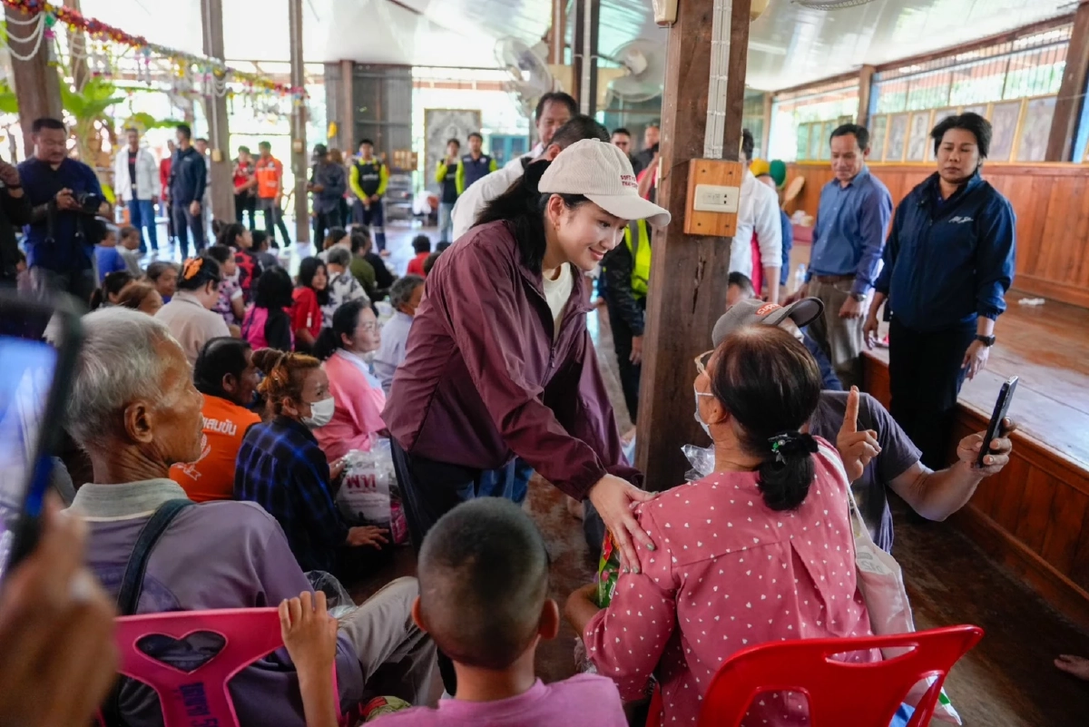 “แพทองธาร” นำทีมเพื่อไทยลงอุตรดิถต์ ช่วยเหลือประชาชนน้ำท่วม