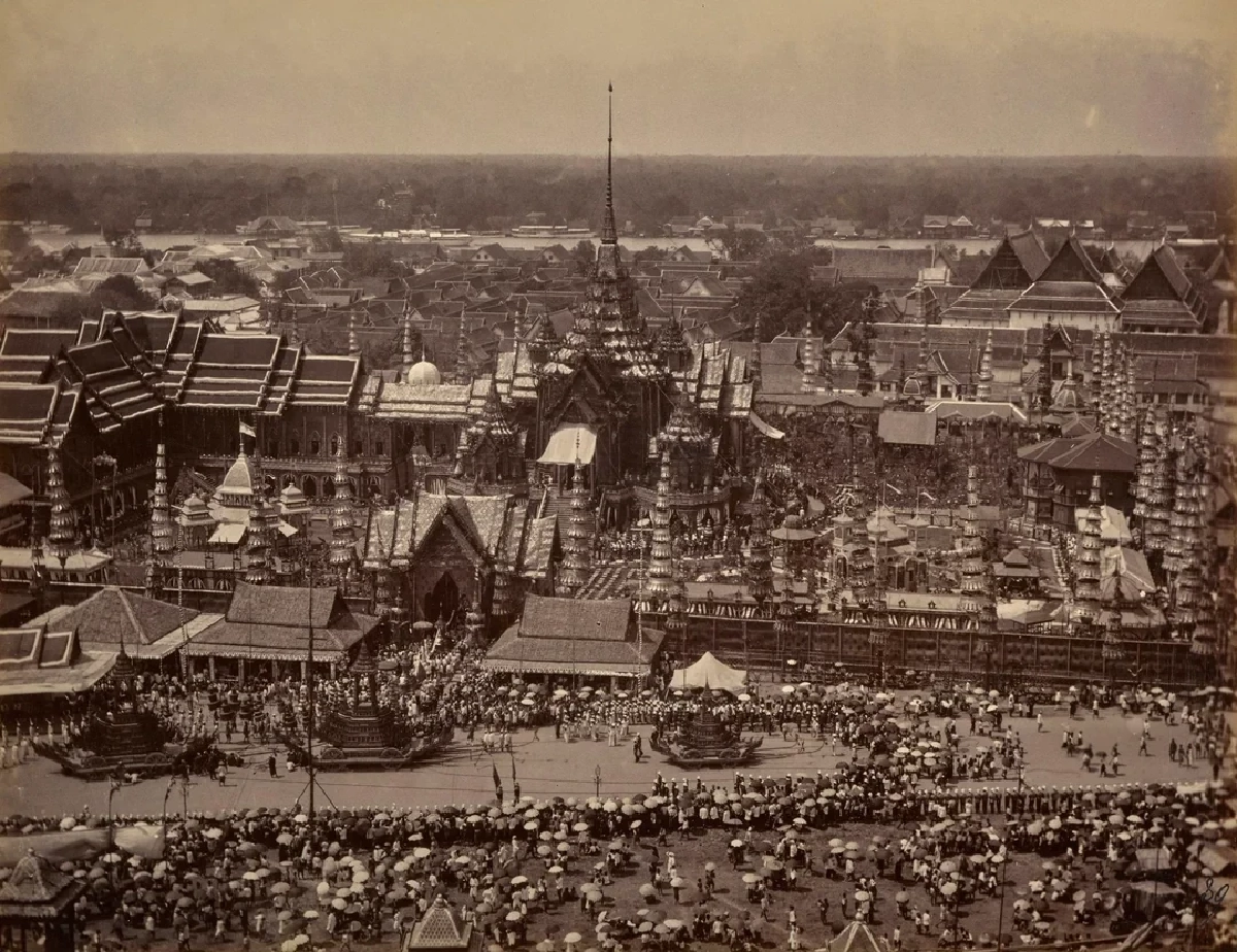 พระเมรุมาศ จาก \"มหรสพรื่นเริง\" สู่ประกาศิตแห่ง \"ความเงียบ\"