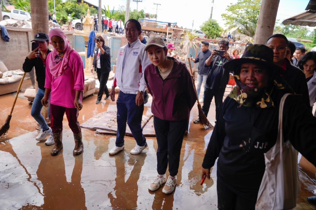 “แพทองธาร” นำทีมเพื่อไทยลงอุตรดิถต์ ช่วยเหลือประชาชนน้ำท่วม