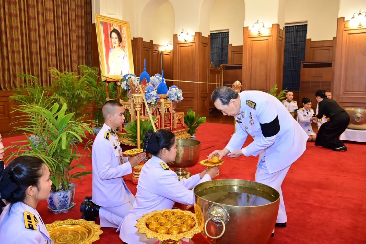 ผู้บริหารเครือซีพี ถวายน้ำสรงพระบรมศพ \"สมเด็จพระบรมราชชนนีพระพันปีหลวง\"