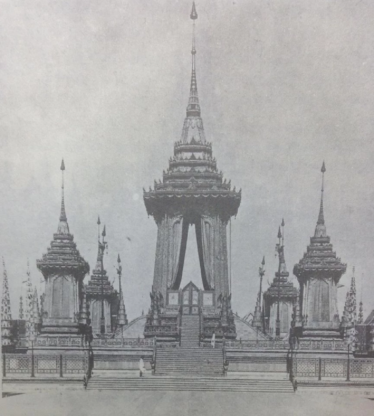 \"นพปฎลมหาเศวตฉัตร\" เหนือ พระโกศ เกียรติสูงสุดแด่แม่ของแผ่นดิน