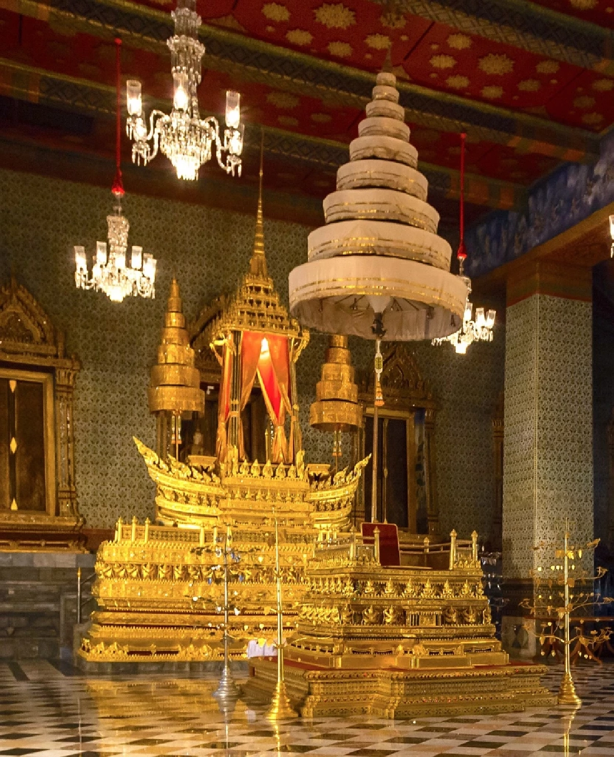 \"นพปฎลมหาเศวตฉัตร\" เหนือ พระโกศ เกียรติสูงสุดแด่แม่ของแผ่นดิน