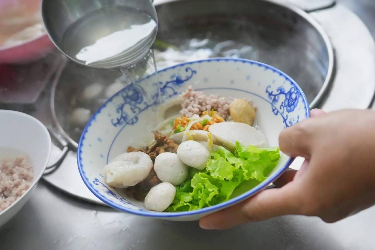 \'ล้งเล้งลูกชิ้นปลา\' สตรีทฟู้ดบรรทัดทอง ทำอย่างไรถึงรอด ในยุคโซเชียล