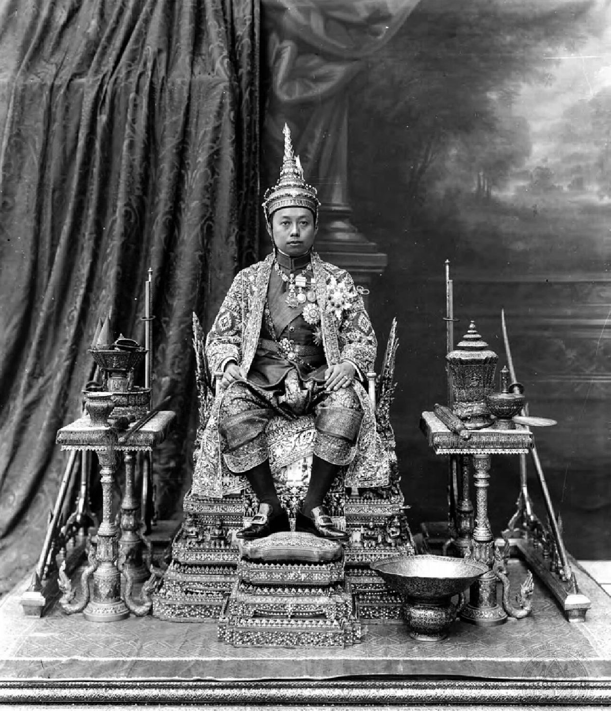 \"นพปฎลมหาเศวตฉัตร\" เหนือ พระโกศ เกียรติสูงสุดแด่แม่ของแผ่นดิน
