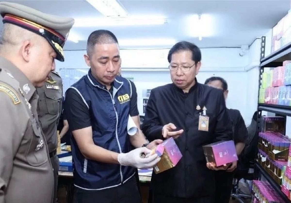 รมต.สันติ ปิยะทัต ลุยแถลงจับบุหรี่ไฟฟ้าล็อตใหญ่ มูลค่ากว่า 15 ล้าน