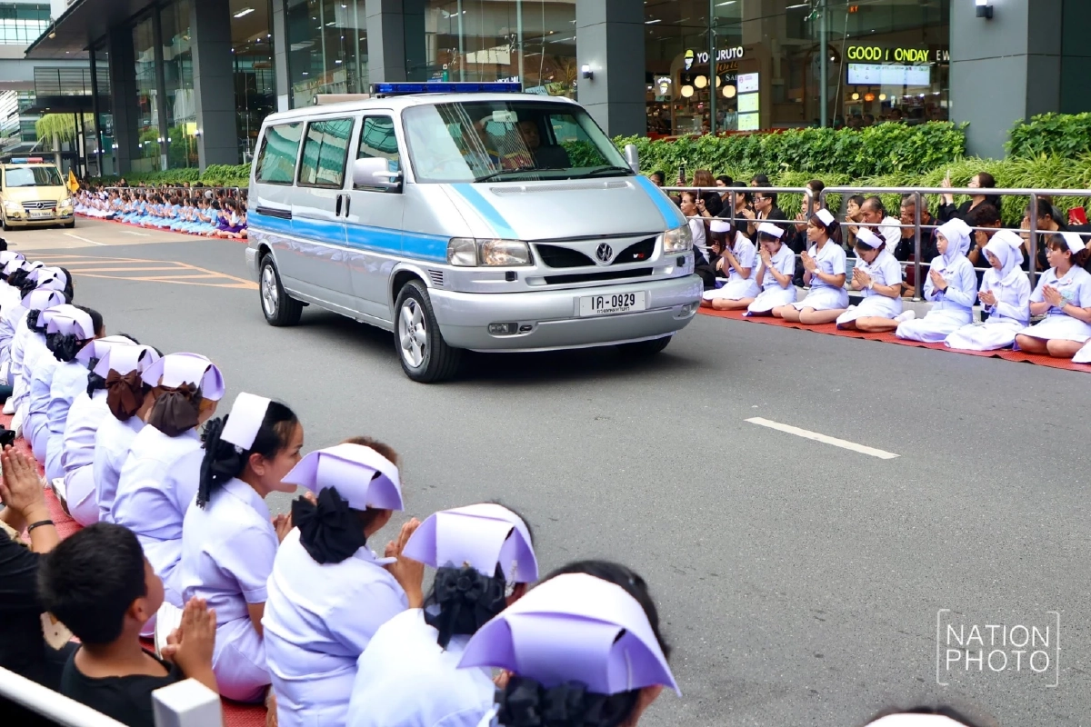\"เจมส์ บอนด์\" พระราชพาหนะอัญเชิญพระบรมศพ สมเด็จพระบรมราชชนนีพันปีหลวง