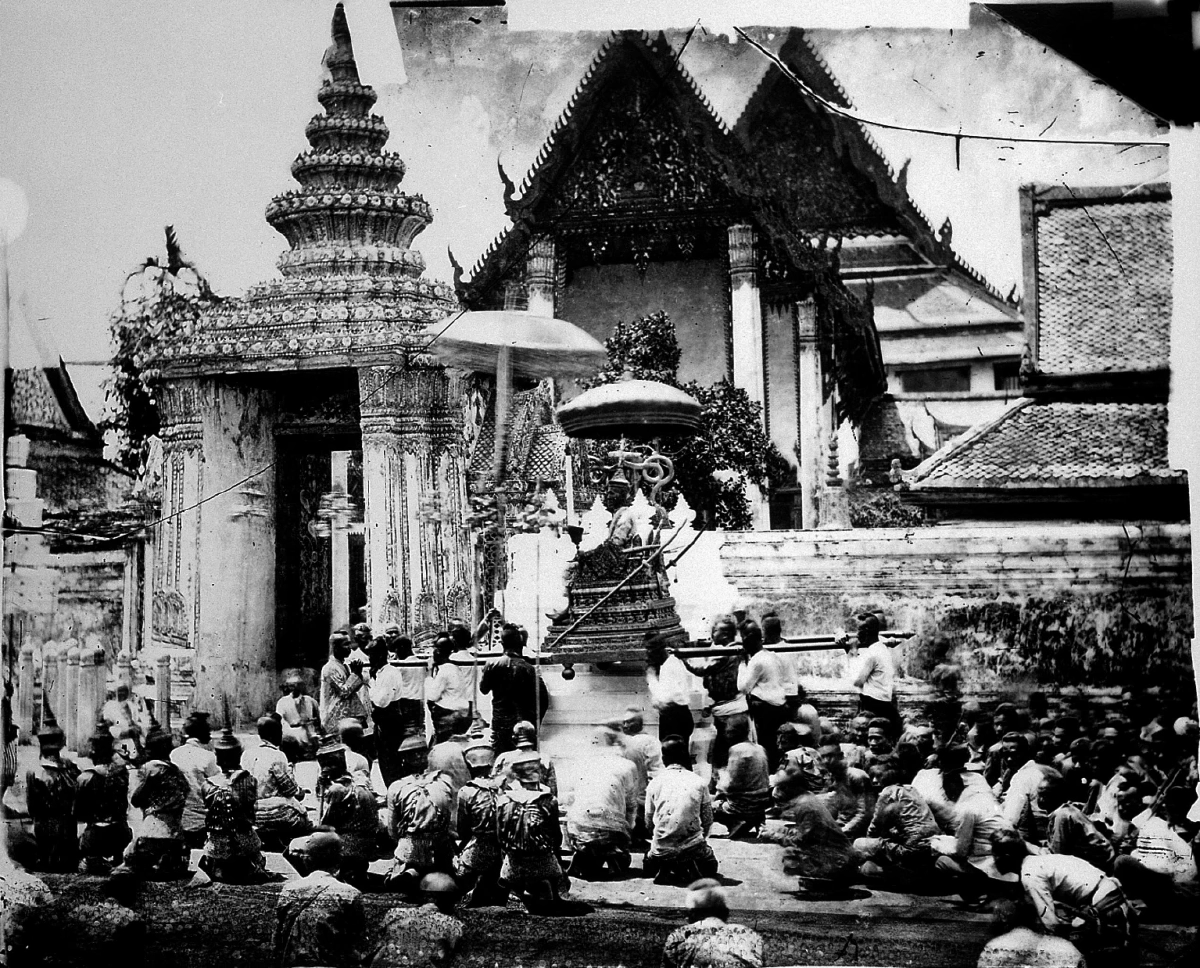 \"นพปฎลมหาเศวตฉัตร\" เหนือ พระโกศ เกียรติสูงสุดแด่แม่ของแผ่นดิน
