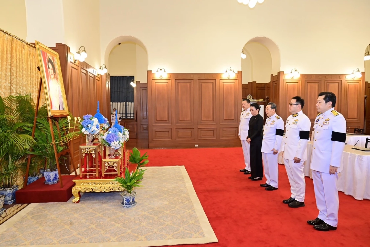 ผู้บริหารเครือซีพี ถวายน้ำสรงพระบรมศพ \"สมเด็จพระบรมราชชนนีพระพันปีหลวง\"
