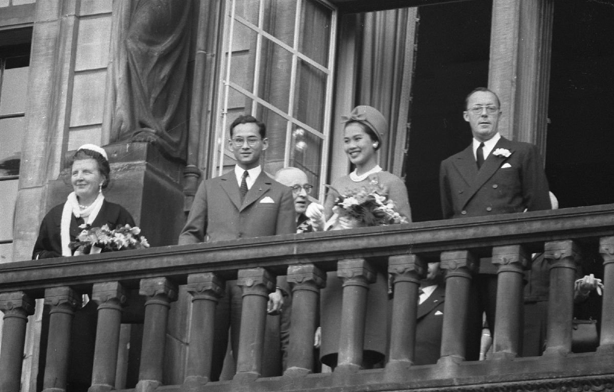 \"นพปฎลมหาเศวตฉัตร\" เหนือ พระโกศ เกียรติสูงสุดแด่แม่ของแผ่นดิน
