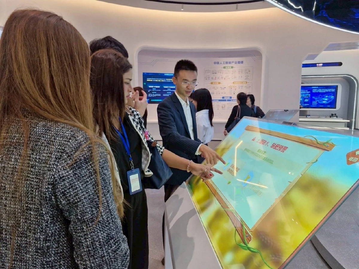 “มองจีนยุคใหม่ สิ่งที่สื่อไทยควรรู้” ครั้งที่ 7 ชมศูนย์กลางความร่วมมือ AI จีน–อาเซียน