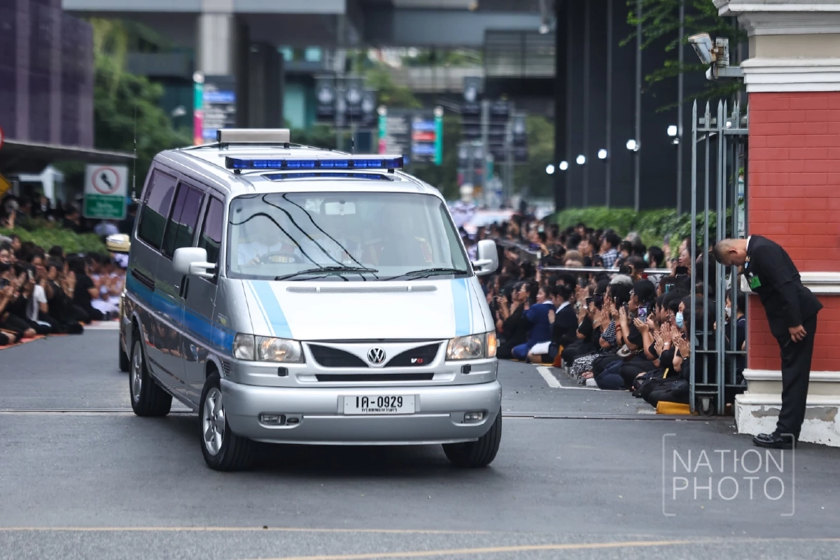 \"เจมส์ บอนด์\" พระราชพาหนะอัญเชิญพระบรมศพ สมเด็จพระบรมราชชนนีพันปีหลวง