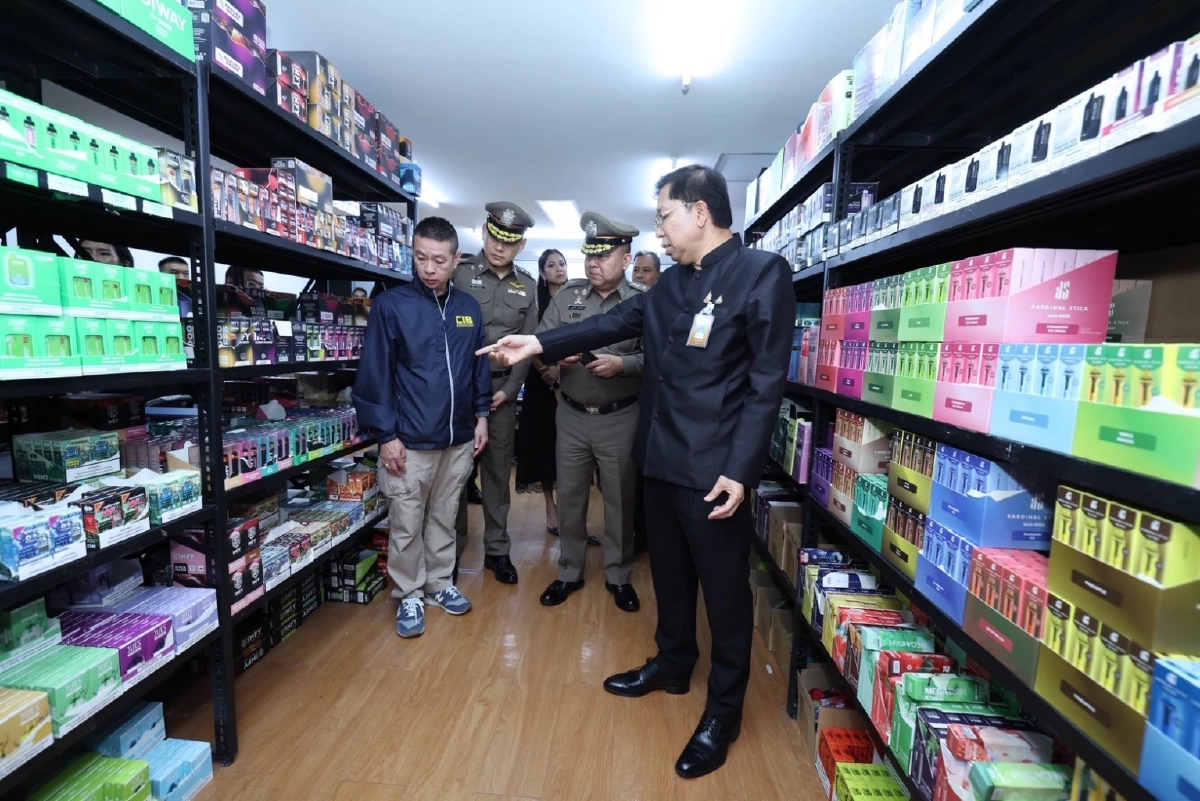 รมต.สันติ ปิยะทัต ลุยแถลงจับบุหรี่ไฟฟ้าล็อตใหญ่ มูลค่ากว่า 15 ล้าน