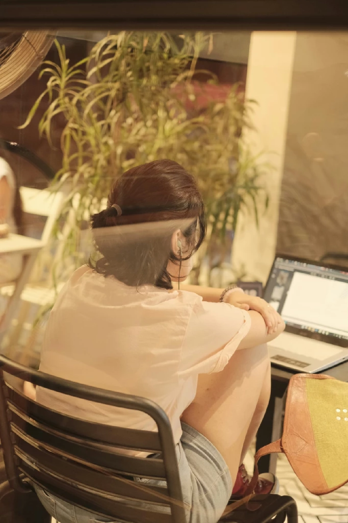ถอดรหัส Gen Z Paradox รัดเข็มขัด แต่ยอมจ่ายเพื่อ \"ความหรูเล็กๆ\"