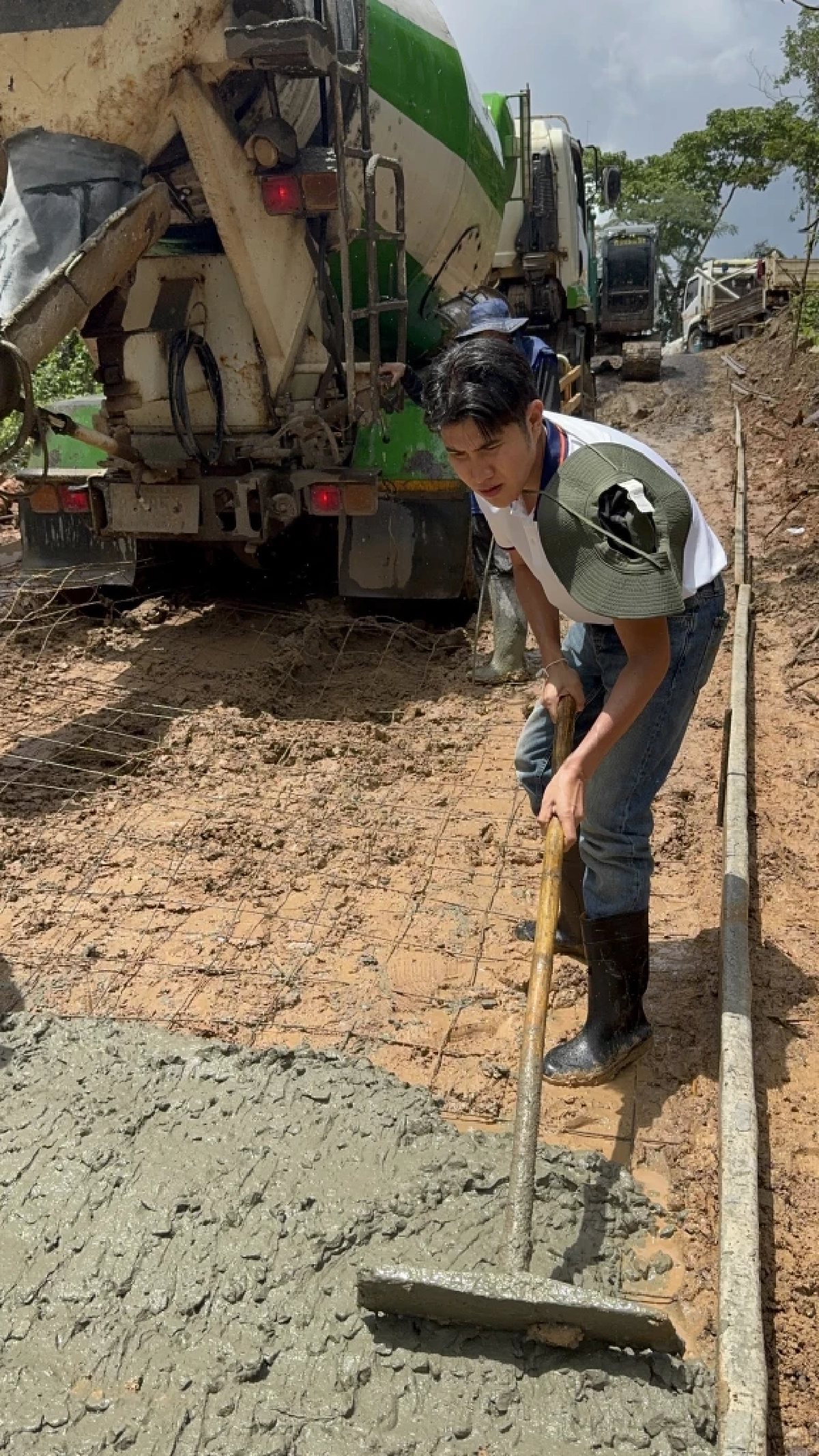 \"ไทรวมพลัง\" ลุยทำถนนคอนกรีต ช่วยทหารชายแดนช่องบก-ช่องอานม้า
