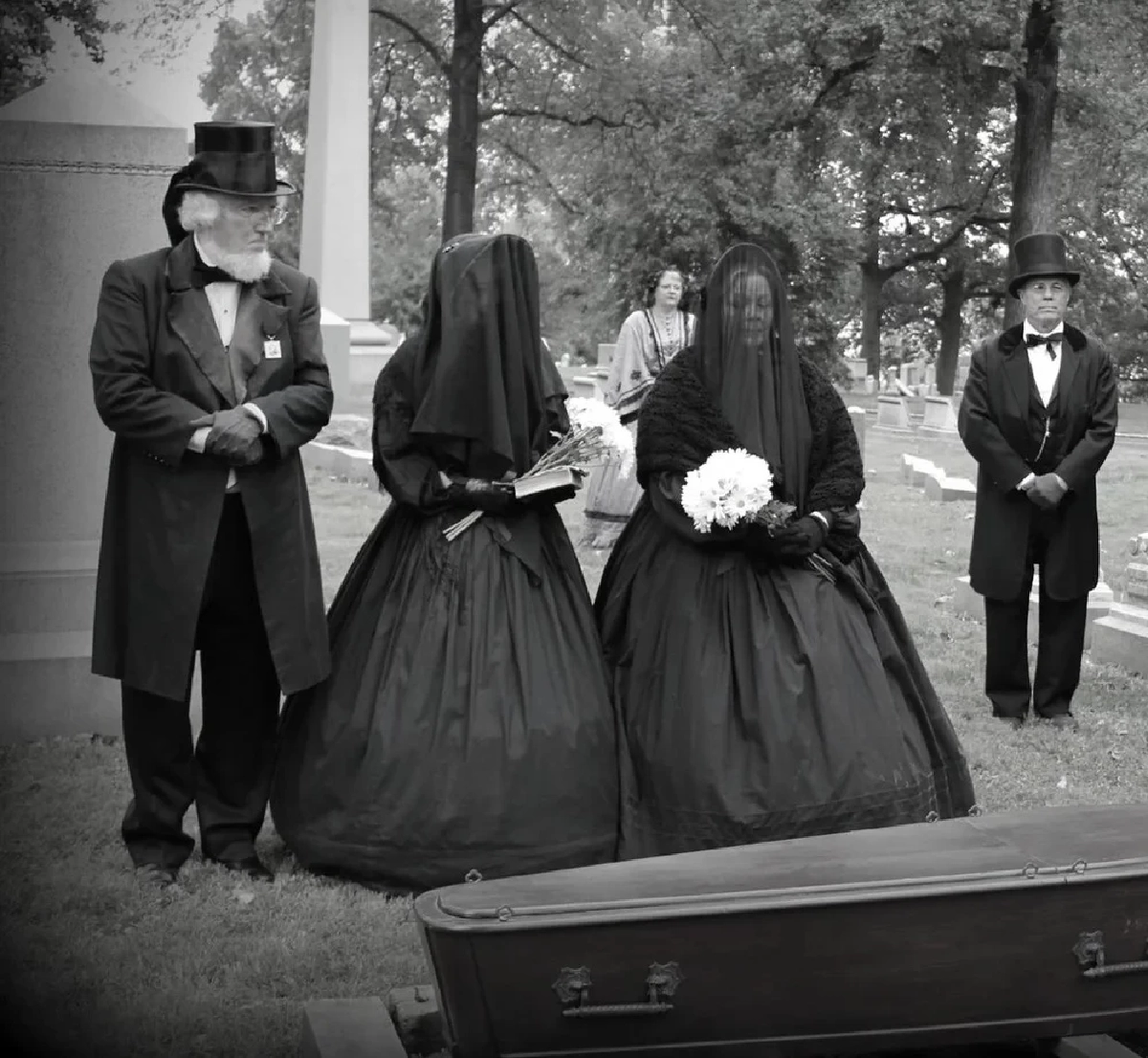 พระเมรุมาศ จาก \"มหรสพรื่นเริง\" สู่ประกาศิตแห่ง \"ความเงียบ\"