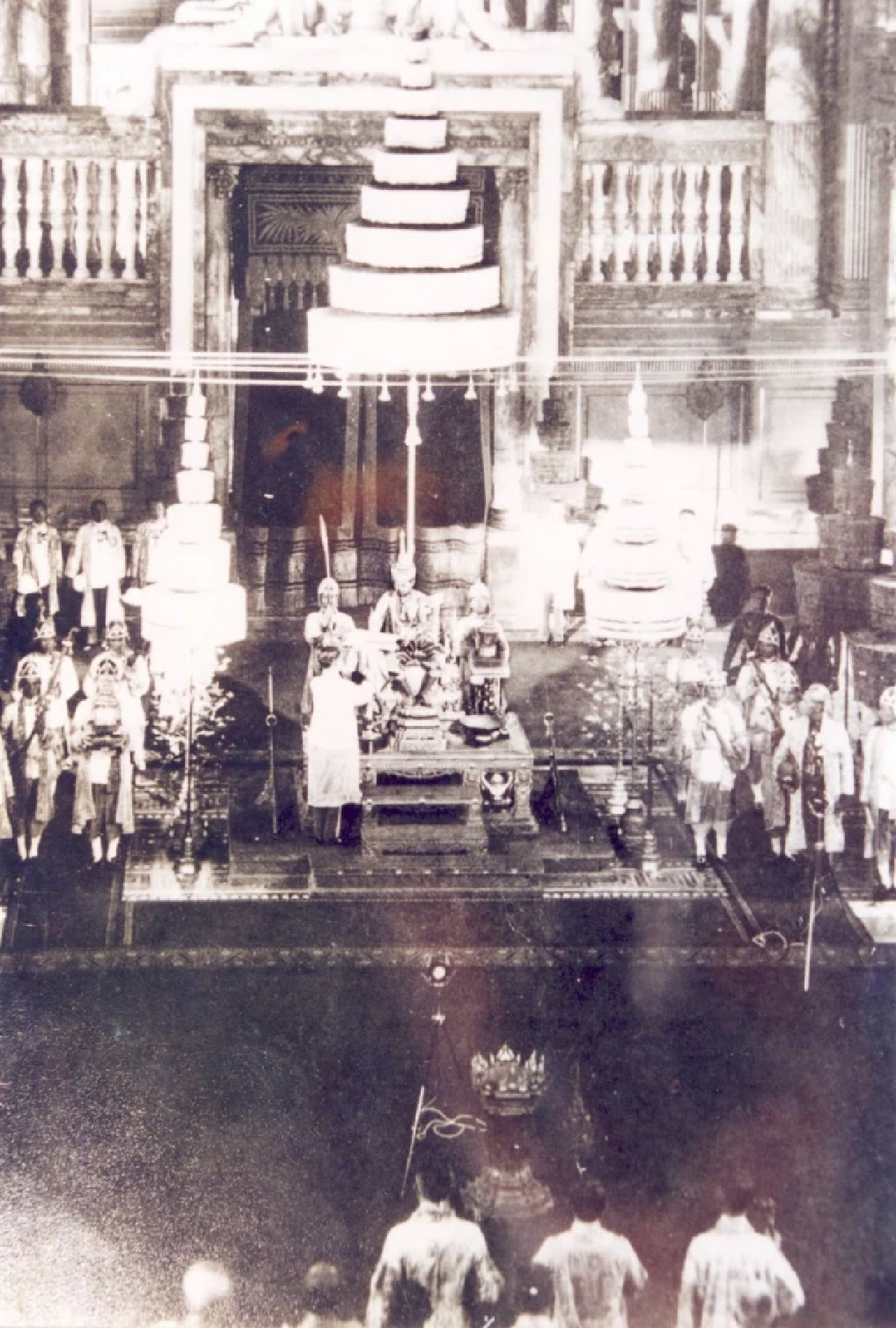 \"นพปฎลมหาเศวตฉัตร\" เหนือ พระโกศ เกียรติสูงสุดแด่แม่ของแผ่นดิน