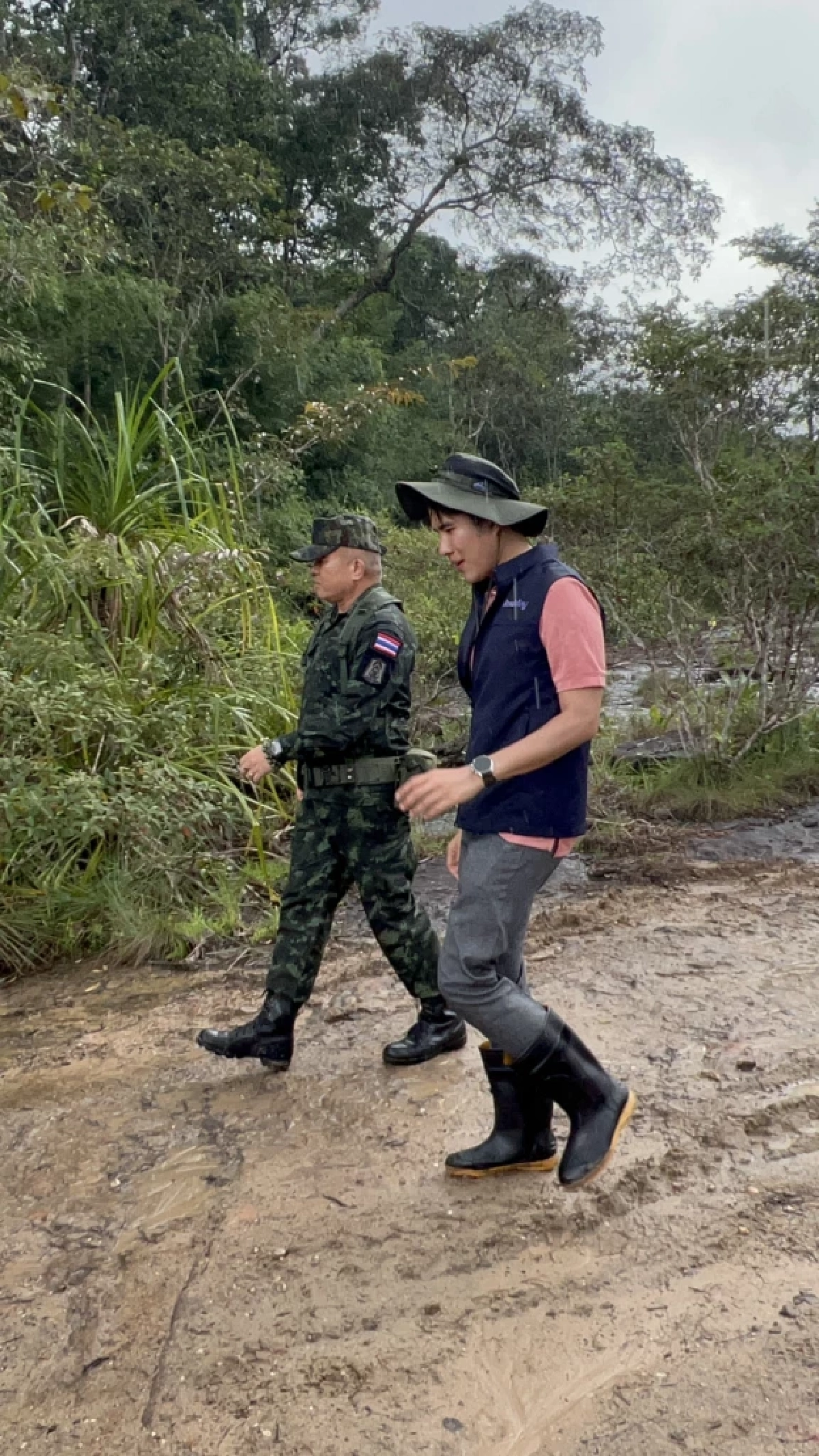 \"ไทรวมพลัง\" ลุยทำถนนคอนกรีต ช่วยทหารชายแดนช่องบก-ช่องอานม้า