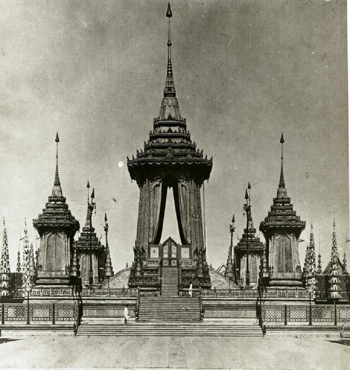 พระเมรุมาศ จาก \"มหรสพรื่นเริง\" สู่ประกาศิตแห่ง \"ความเงียบ\"