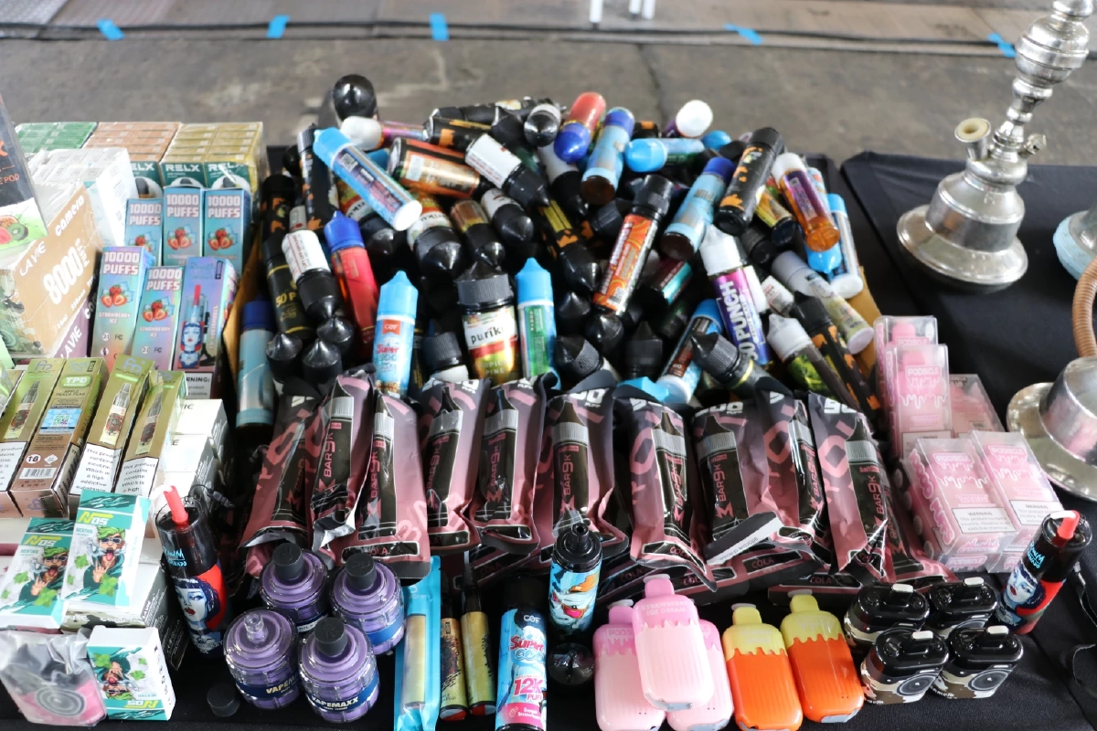 “สันติ ปิยะทัต” กดปุ่มทำลายบุหรี่ไฟฟ้าของกลาง เกือบ 1.8 แสนชิ้น