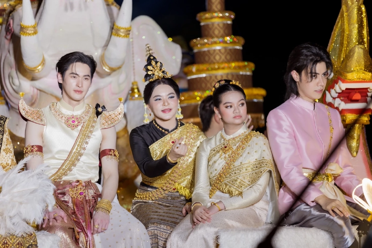 มาดามหยก สวมชุดไทยสง่า ร่วมขบวนยี่เป็ง 68 ไหว้สาพระพันปีหลวง