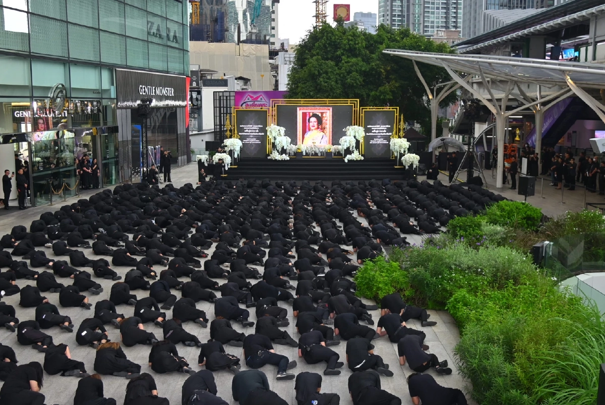 เดอะมอลล์ กรุ๊ป จัดพิธีตักบาตรอุทิศถวายพระราชกุศล \'สมเด็จพระพันปีหลวง\'