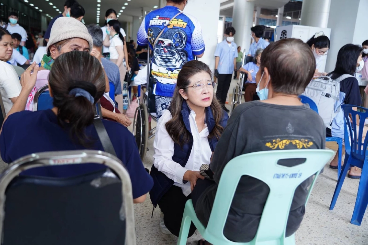 \'สุดารัตน์\' ลุยน้ำท่วมหาดใหญ่ ส่งต่ออาหาร-เครื่องนอน ย้ำห่วงเรื่องสาธารณสุข