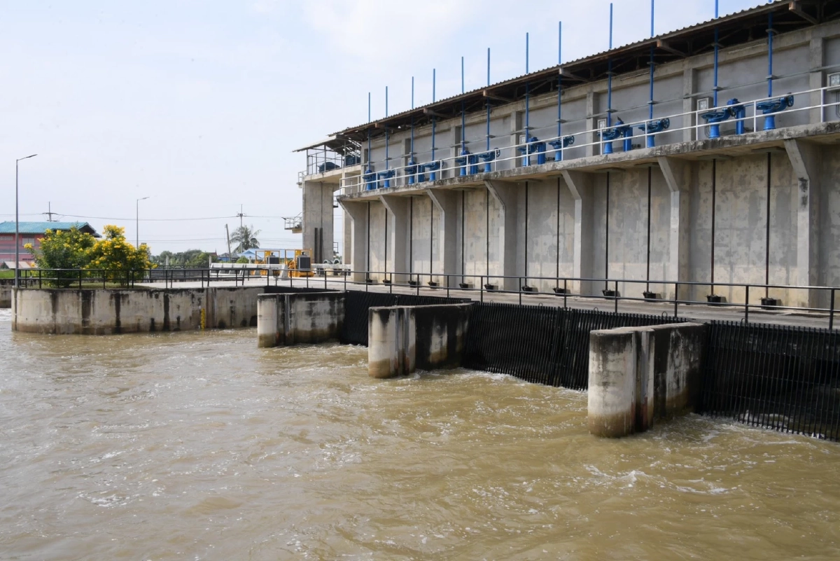 รมช. “นเรศ” ลงพื้นที่ติดตามน้ำท่วมเจ้าพระยา หลังพายุ “คัลแมกี” เล่นงาน!