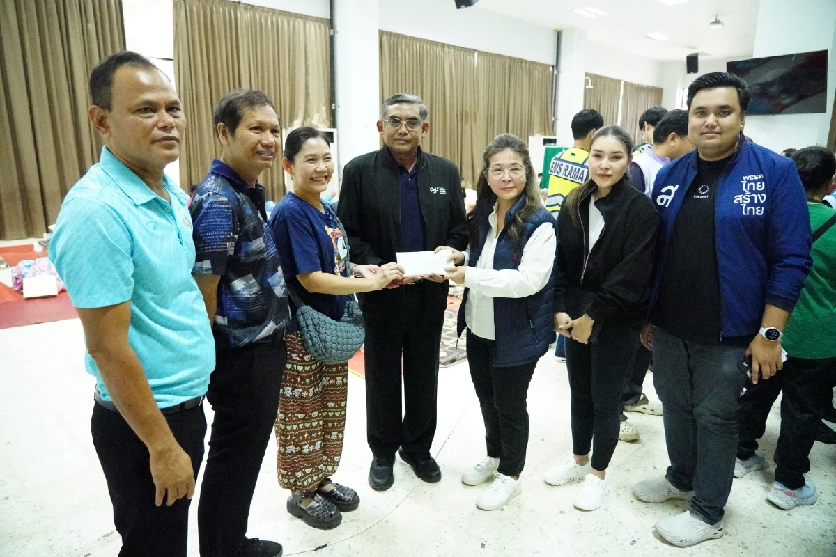 \'สุดารัตน์\' ลุยน้ำท่วมหาดใหญ่ ส่งต่ออาหาร-เครื่องนอน ย้ำห่วงเรื่องสาธารณสุข