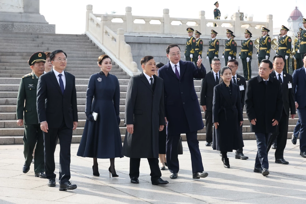 ยลโฉม ฉลองพระองค์ ราชินี : งดงาม เลอค่า ขณะเยือนประเทศจีน แดนมังกร