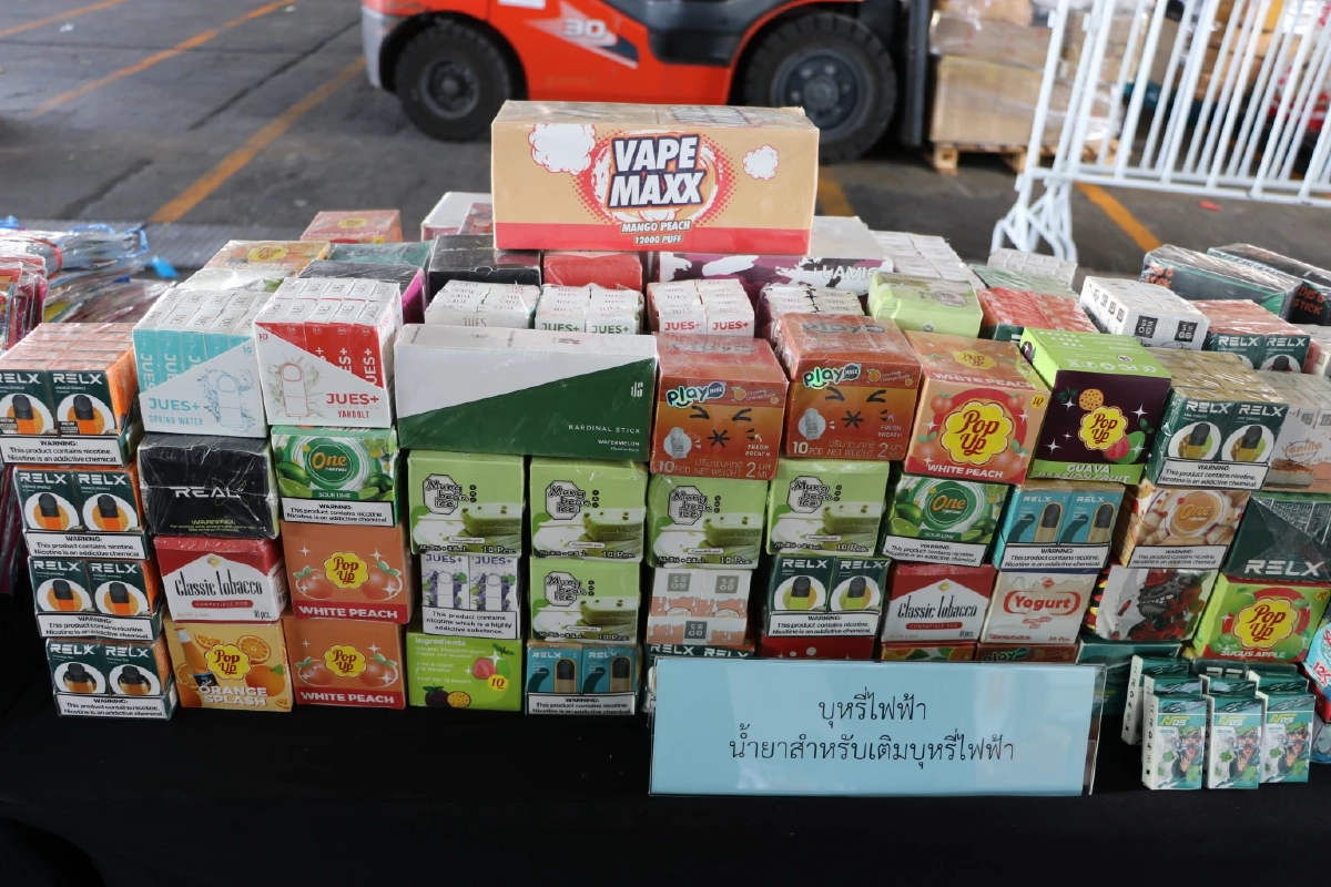 “สันติ ปิยะทัต” กดปุ่มทำลายบุหรี่ไฟฟ้าของกลาง เกือบ 1.8 แสนชิ้น