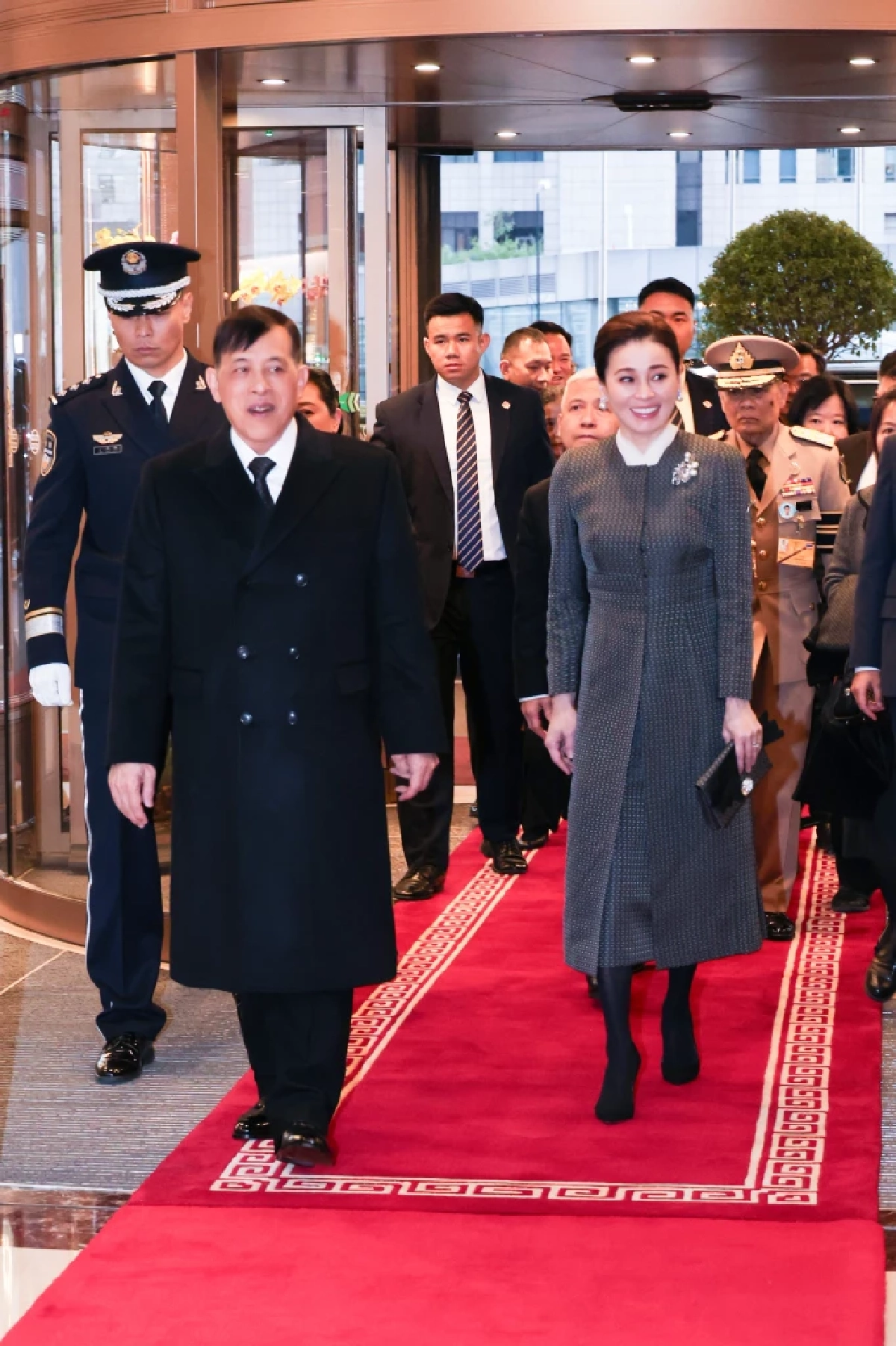 ยลโฉม ฉลองพระองค์ ราชินี : งดงาม เลอค่า ขณะเยือนประเทศจีน แดนมังกร