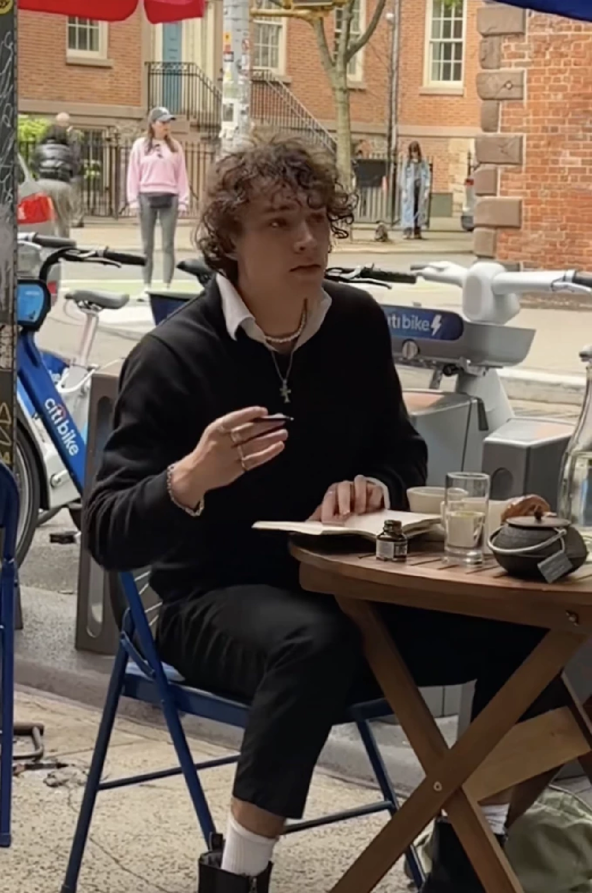 ชวนเข้าใจพฤติกรรม performative reading ให้มากกว่าที่ตาเห็น