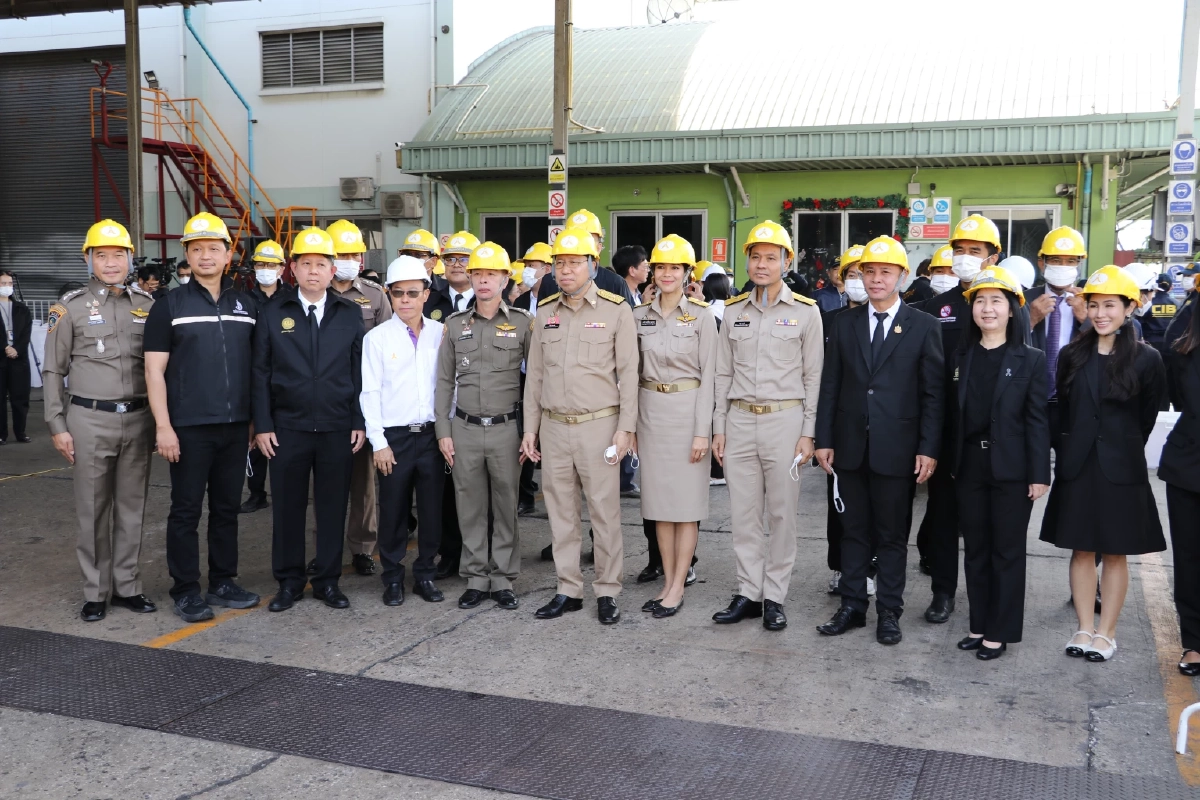 “สันติ ปิยะทัต” กดปุ่มทำลายบุหรี่ไฟฟ้าของกลาง เกือบ 1.8 แสนชิ้น