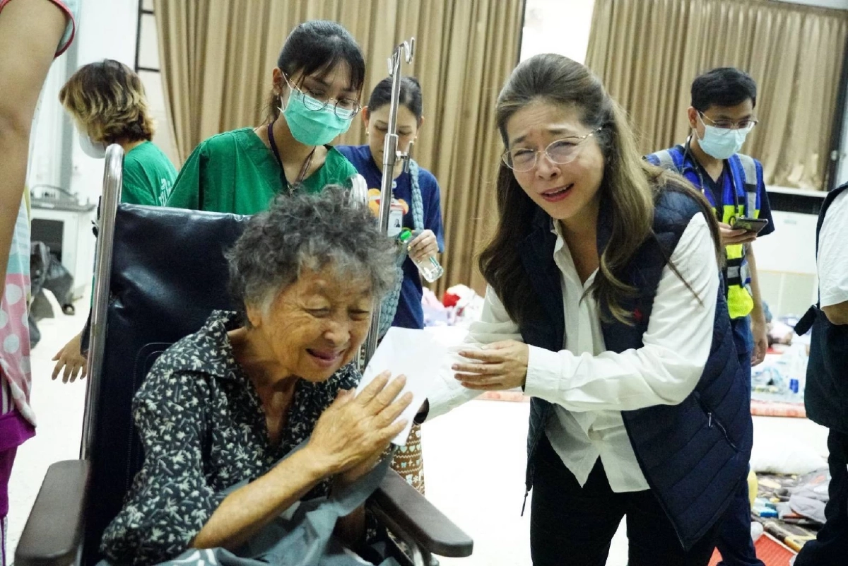 \'สุดารัตน์\' ลุยน้ำท่วมหาดใหญ่ ส่งต่ออาหาร-เครื่องนอน ย้ำห่วงเรื่องสาธารณสุข