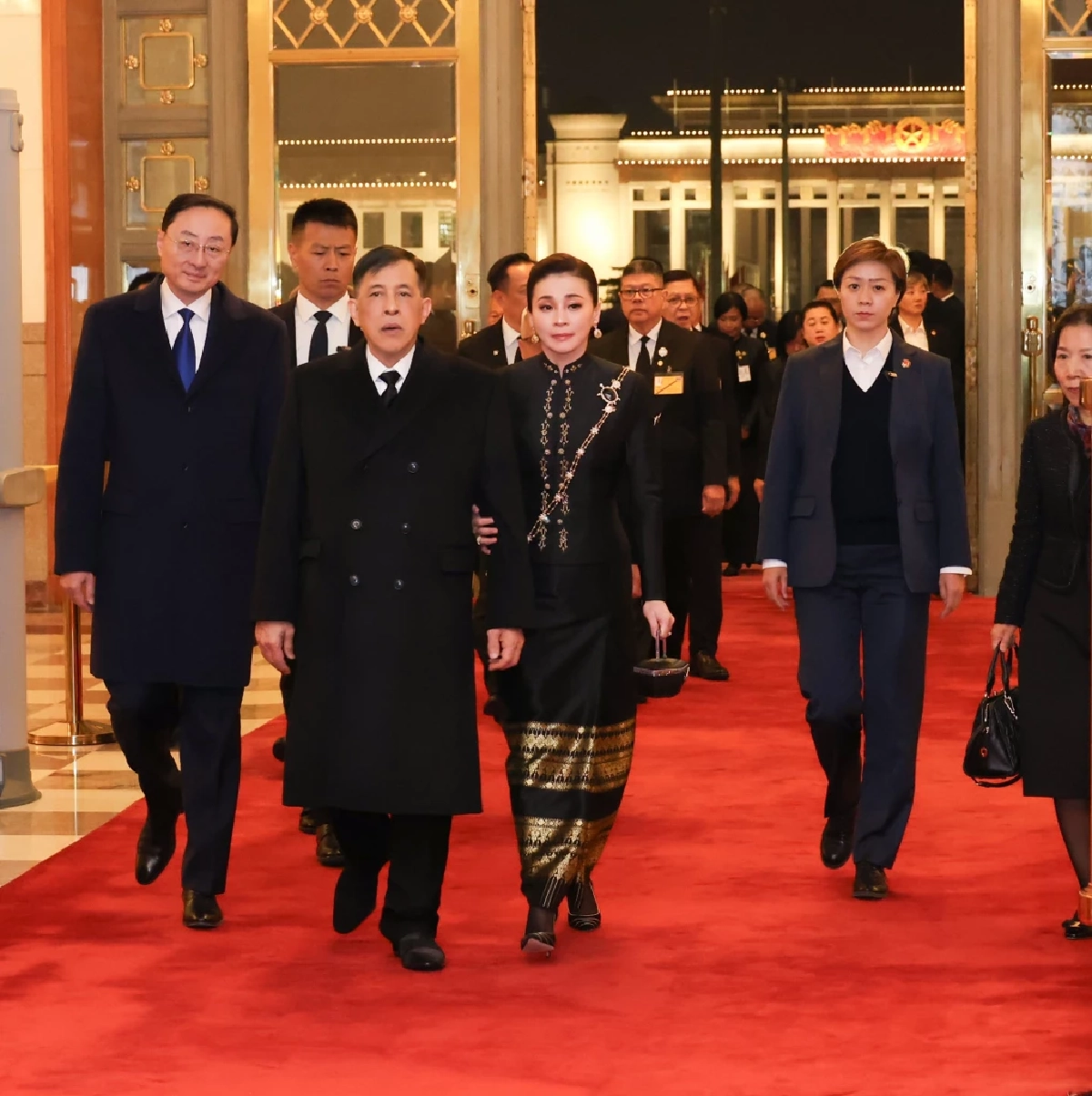 ยลโฉม ฉลองพระองค์ ราชินี : งดงาม เลอค่า ขณะเยือนประเทศจีน แดนมังกร