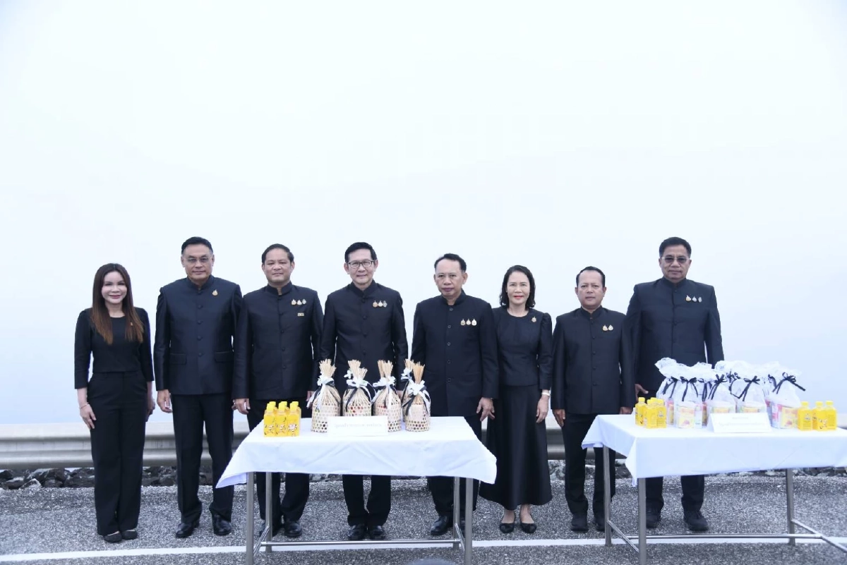 รมว.อรรถพล นำทีมร่วมชาวอุตรดิตถ์ ถวายความอาลัย “พระพันปีหลวง”