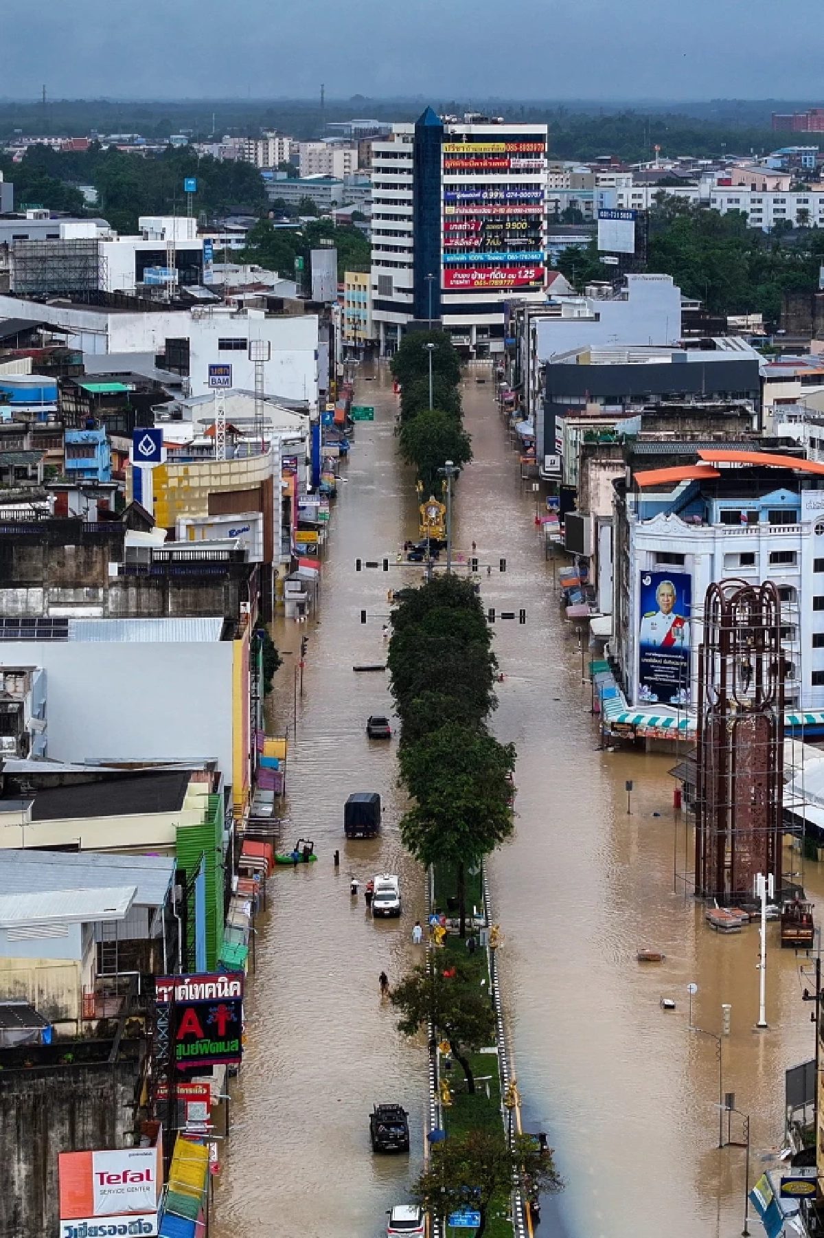ฝนแช่ กับ เรนบอมบ์ ต่างกันอย่างไร ? - ระเบิดฝน vs ฝนแช่ ความเหมือนที่แตกต่าง Credit ภาพ REUTERS