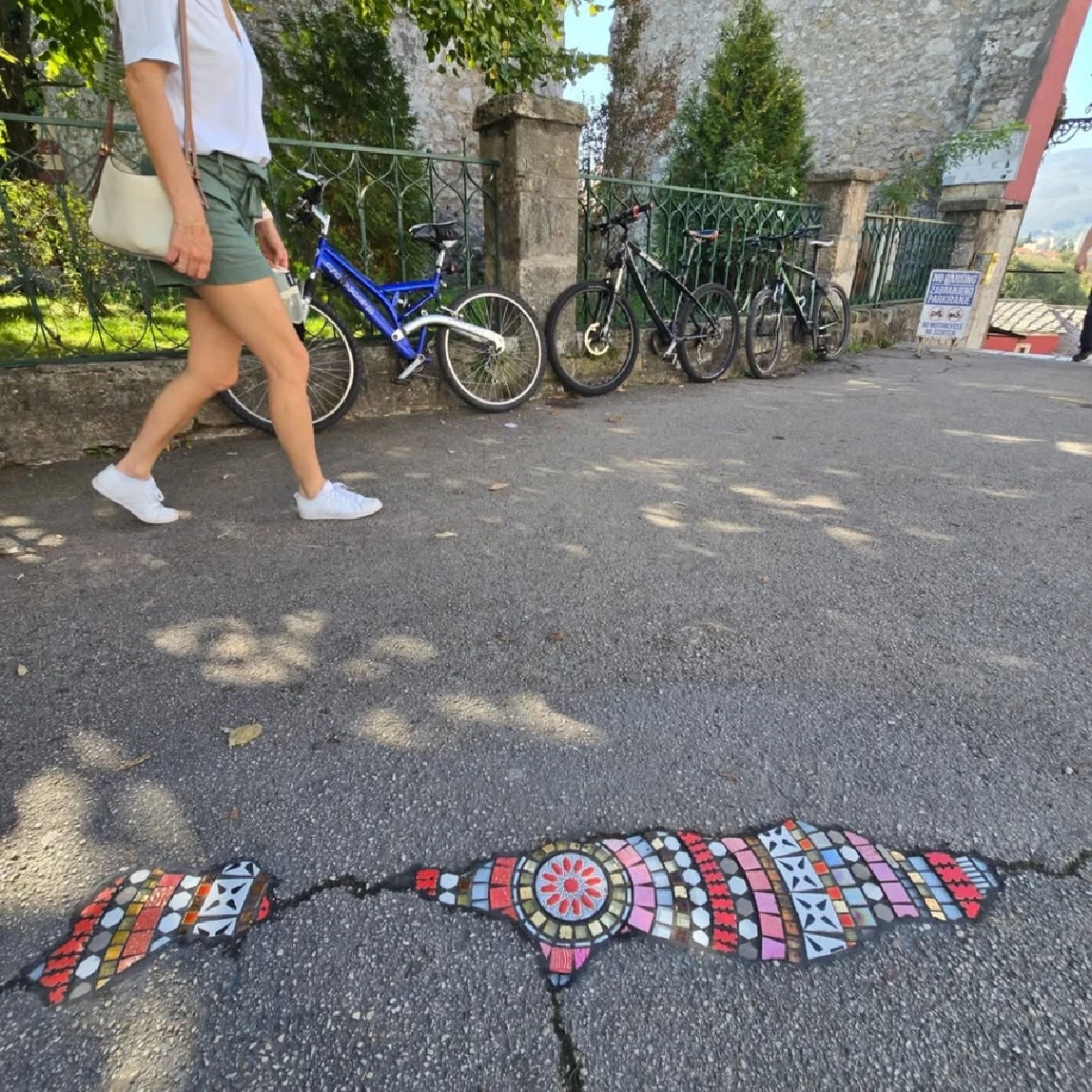 ซ่อมแซมถนนที่แตกร้าว ให้เป็นงานศิลปะชิ้นใหม่ของเมือง