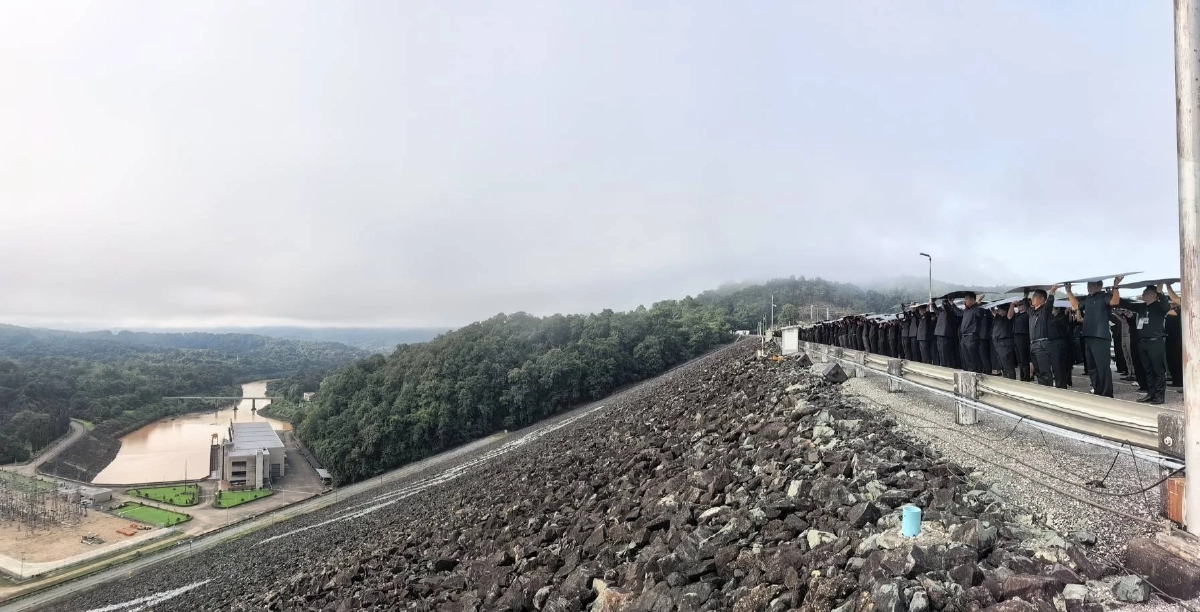 รมว.อรรถพล นำทีมร่วมชาวอุตรดิตถ์ ถวายความอาลัย “พระพันปีหลวง”