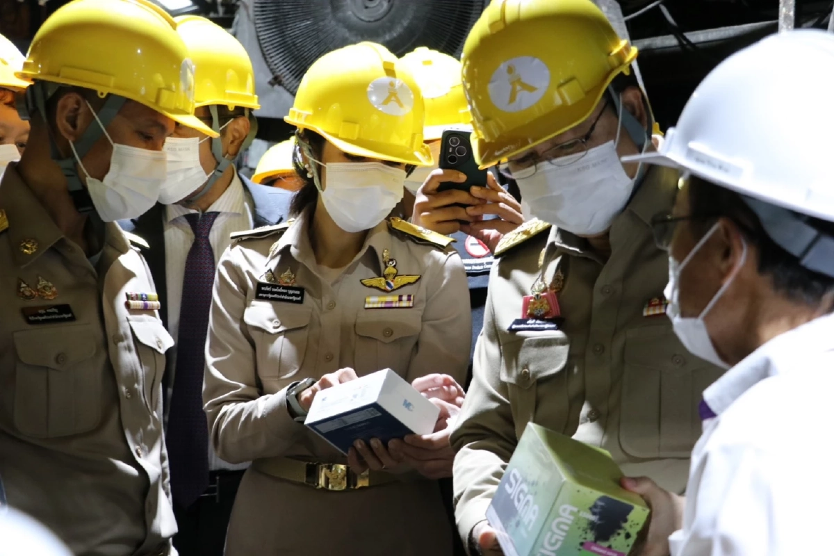 “สันติ ปิยะทัต” กดปุ่มทำลายบุหรี่ไฟฟ้าของกลาง เกือบ 1.8 แสนชิ้น