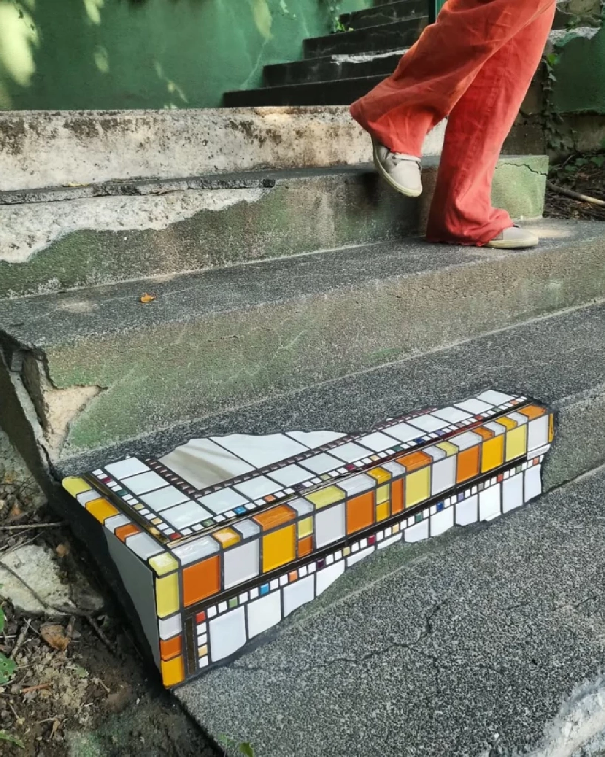 ซ่อมแซมถนนที่แตกร้าว ให้เป็นงานศิลปะชิ้นใหม่ของเมือง