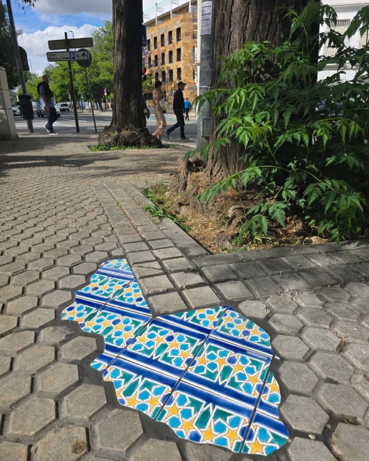 ซ่อมแซมถนนที่แตกร้าว ให้เป็นงานศิลปะชิ้นใหม่ของเมือง