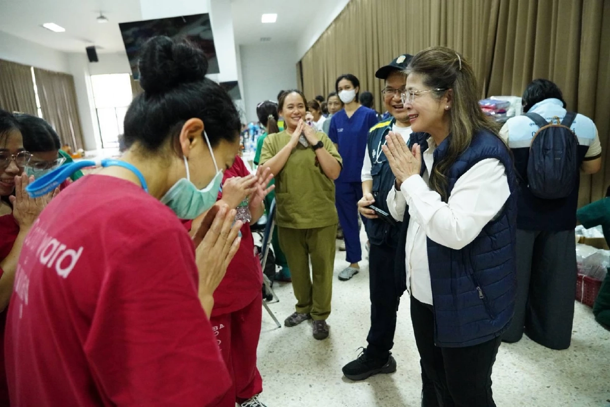 \'สุดารัตน์\' ลุยน้ำท่วมหาดใหญ่ ส่งต่ออาหาร-เครื่องนอน ย้ำห่วงเรื่องสาธารณสุข