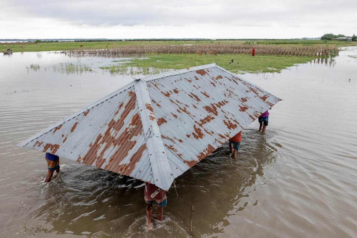 ชาวบ้านในบังคลาเทศขนบ้านหนี หลังแม่น้ำกัดเซาะ ทำให้ไร้ที่อยู่อาศัย Cr.Reuters