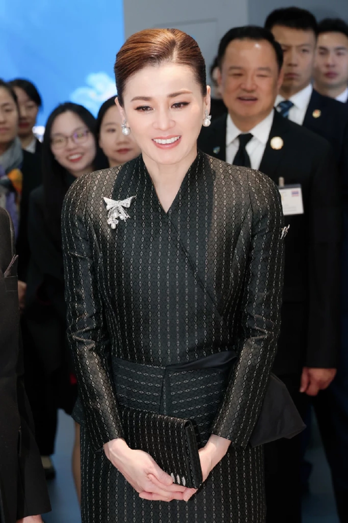 ยลโฉม ฉลองพระองค์ ราชินี : งดงาม เลอค่า ขณะเยือนประเทศจีน แดนมังกร