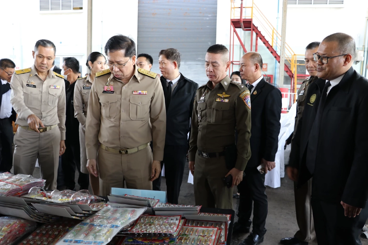 “สันติ ปิยะทัต” กดปุ่มทำลายบุหรี่ไฟฟ้าของกลาง เกือบ 1.8 แสนชิ้น