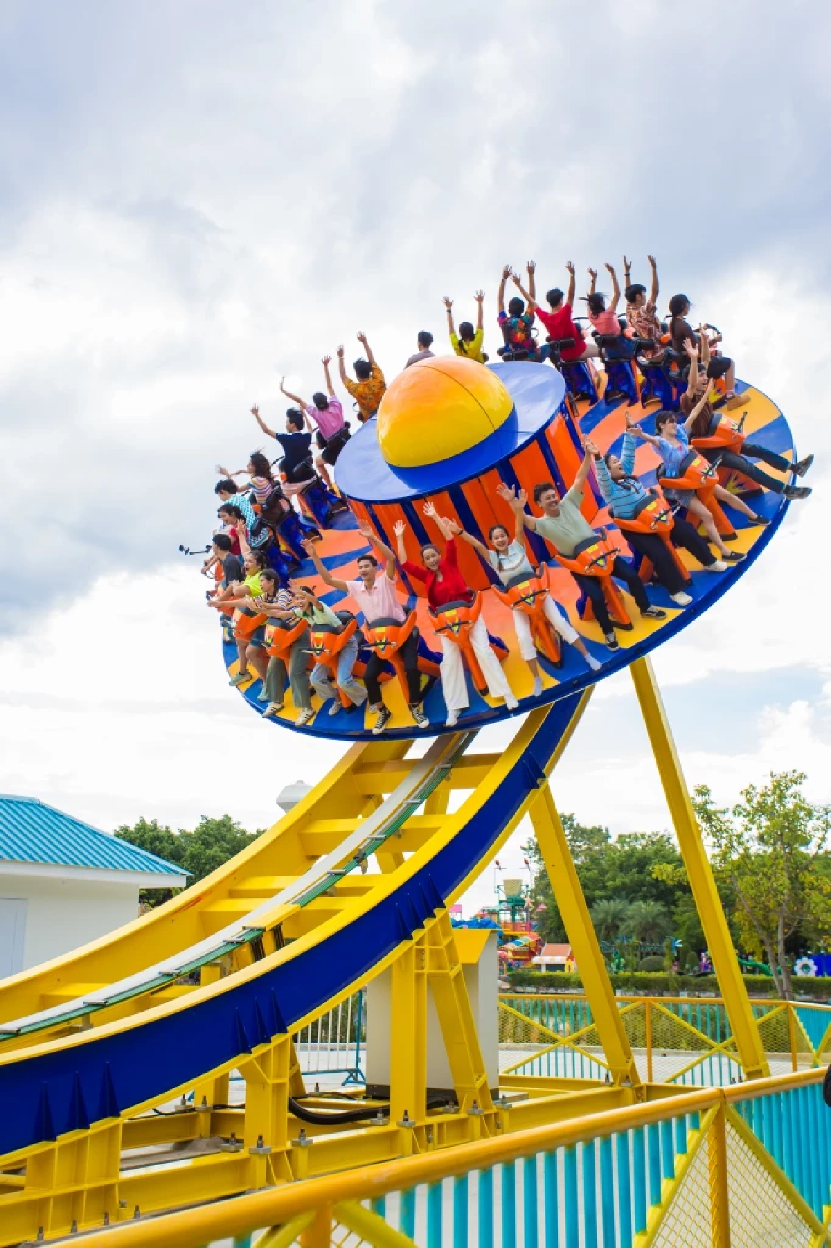 สวนสนุกดรีมเวิลด์ต้อนรับคริสต์มาส  กับ “ไซโคลน” เหวี่ยงสนุก สุดทุกองศา