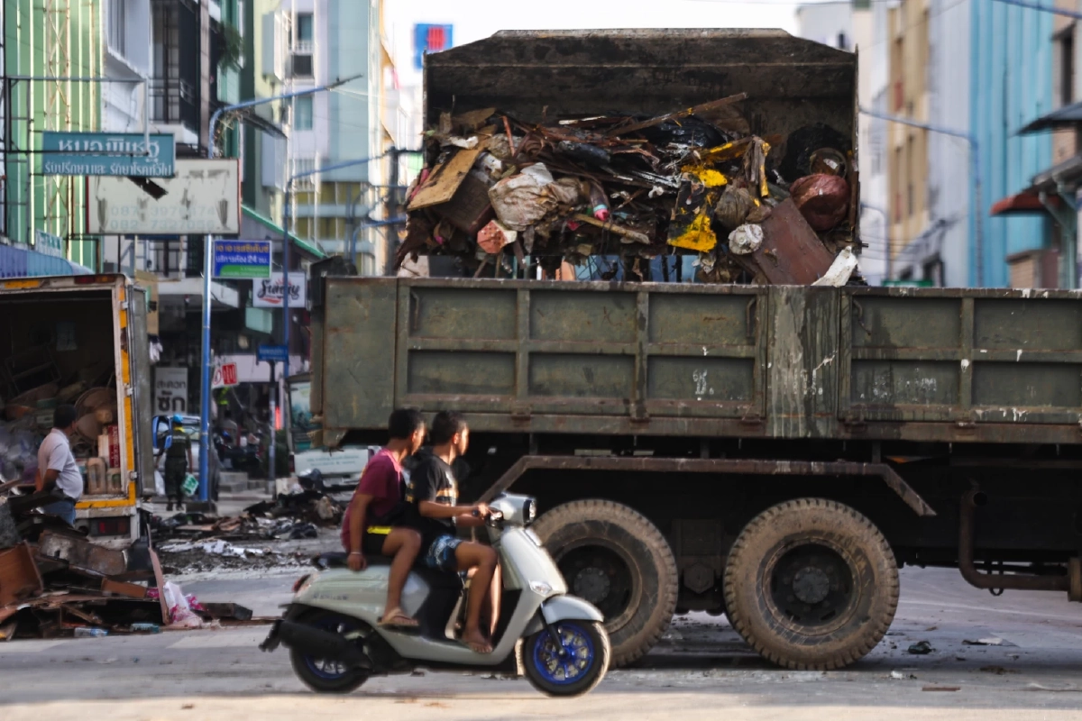 \"ขยะภัยพิบัติ\" วิธีจัดการขยะน้ำท่วมหาดใหญ่ กองมหึมาเกือบ 1 หมื่นตัน
